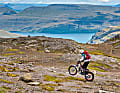 Mit Geländemotorrädern erkunden Kirchbergers unter anderem die Färöer