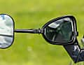 Spiegelverbreiterung: Zusatzspiegel sind oft nötig, um die hinteren Ecken des Gespanns sehen zu können. Auf gute Klemmung achten. Hohe Qualität liefert der Spezialist Emuk