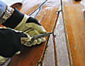 5. Mit dem Stecheisen werden die Klebereste vorsichtig vom Holz entfernt. Dies ist mühsam und erfordert Fingerspitzengefühl