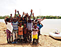 Für die Kinder in den Dörfern entlang des Flusses ist die Crew und ihr Boot eine aufregende Abwechslung