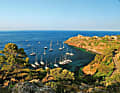 Ungewöhnlich: Auf der Insel Capraia ist Platz rar, deshalb gibt es vor dem Hafen ein Feld aus Bojen mit Muringleinen