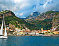 Yacht vor dem Ort Amalfi, der der Küste seinen Namen gab. Das steile, grüne Bergpanorama gehört zu den spektakulärsten Küstenabschnitten Italiens