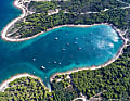 Wegen solch schöner Ankerbuchten lieben Crews Kroatien. Obwohl Istrien weniger Inseln und damit weniger Buchten hat als der Süden, gibt es auch hier tolle Plätze