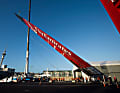 Der Flügel des 72-Fuß-Katamarans wird gestellt