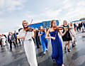 So feiern Finnen. Ein Streichquartett in Abendroben geleitete die Gäste zur Pier 