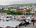 Der Hafen von Tórshavn. Auch der „FreiKerl“ liegt an einem der Stege (graue Aluyacht mit roter Baumpersenning)