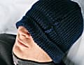Eine Mütze Schlaf: Der Umschlag über den Augen hilft beim Powernap tagsüber