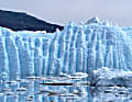 Variationen aus Eis: Wie ein gigantischer und in Falten gelegter Vorhang  mutet die Abbruchkante des Gletschers an...