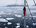in Crewmitglied oben in der Saling weist derweil den Weg durchs Eisfeld