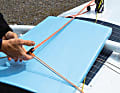 Ein Solarpaneel dient der Stromversorgung, darüber läuft das Luk der Vorschiffskajüte 