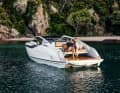 Perfekte Proportionen: Mit ihrer eleganten Silhouette ist die F33 in jeder Bucht oder Marina ein Blickfang. Die Heckklappe öffnet sich bei Bedarf vor Anker.