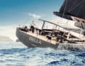 „Bella“ am Wind: Dank Knopfdrucksteuerung und Selbstwendefock lässt sich die 6,80 Meter breite Carbon-Slup auch  mit kleinster Crew segeln