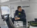 "Biotherm"-Skipper Paul Meilhat beim Lunch im flachen Cockpit seines Imoca, wo sich die Crew in den kommenden vier bis fünf Wochen überwiegend aufhalten wird