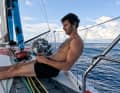 Zwischenzeitlich hatten die Teams mit den leichtwindigen Bedingungen in den Doldrums zu kämpfen, hier Onboard-Reporter Antoine Auriol mit einem Buch auf dem Bug von Malizia