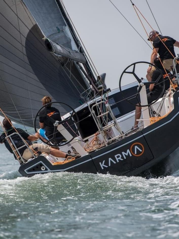 Fahrtenyacht aus Carbon - wohnlich und sauschnell