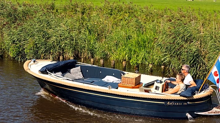 	Mit dem gepackten Picknickkorb an Bord ins Grüne: Die beliebte Sloep ist dafür das perfekte Ausflugsboot