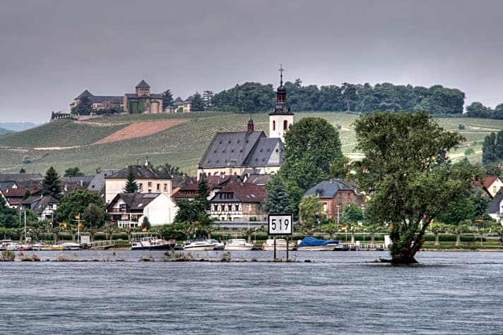   Auf dem Rhein zu Tal