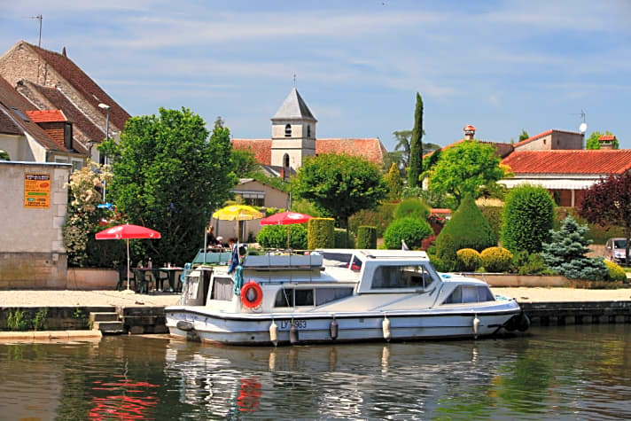   Auf dem Canal de Bourgogne und der Yonne durch die Region Burgund.