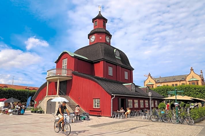   Das Alte Rathaus von Lidköping stammt aus dem 17. Jahrhundert und hat bereits einige Stadtbrände mehr oder weniger schadlos überstanden;  entworfen wurde der Holzbau ursprünglich einmal als Jagdschloss
