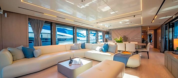 Der Salon der Sunseeker 100 Yacht im Penthouse-Stil