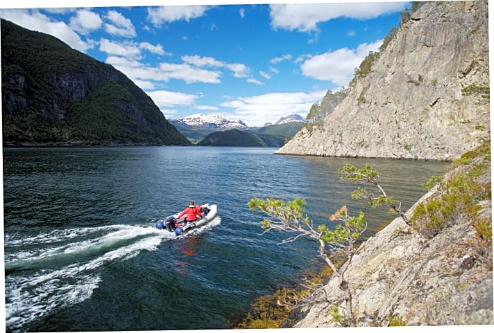   Mit unserem Schlauchboot fühlen wir uns manchmal sehr klein zwischen den hohen Fjordwänden.