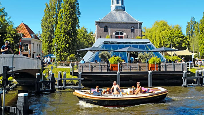 Das klassizistische Zijlpoort in Leiden. Im Stadttor ist jetzt eine Brasserie, die Tische direkt am Wasser bietet