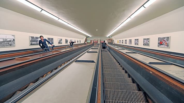 In die Unterwelt: Der Maastunnel unter der Nieuwe Maas in Rotterdam hat getrennte Ebenen für Autos, Fußgänger und natürlich Radfahrer