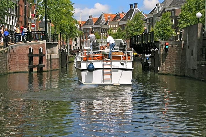   Niederlande: Mit dem Boot unterwegs in der Provinz Groningen.