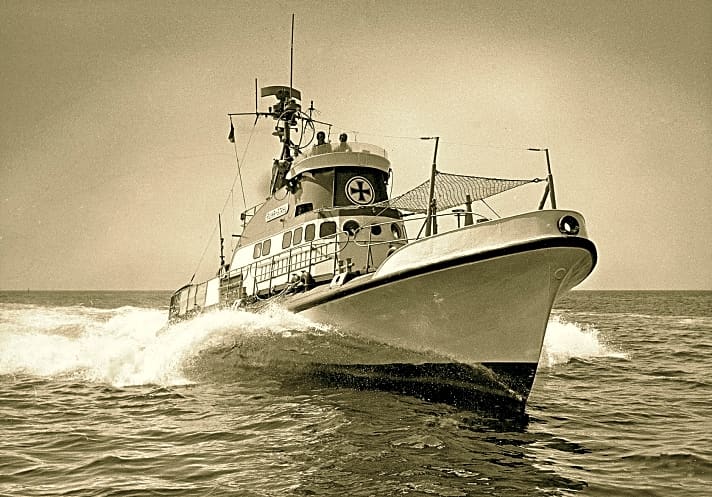   Der Seenotkreuzer RUHR-STAHL, damals in Cuxhaven stationiert, im Einsatz in der Elbmündung