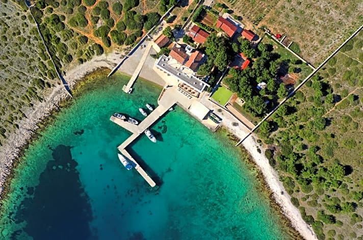   Wie ein grünes Juwel schwimmt im Süden des Archipels die Insel Ravni Žakan auf dem tiefen Blau des Adriatischen Meeres