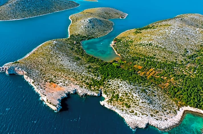   Eine tiefe Bucht schneidet in die Insel Lavsa hinein, wo am Ostufer die beliebte Konoba Idro liegt