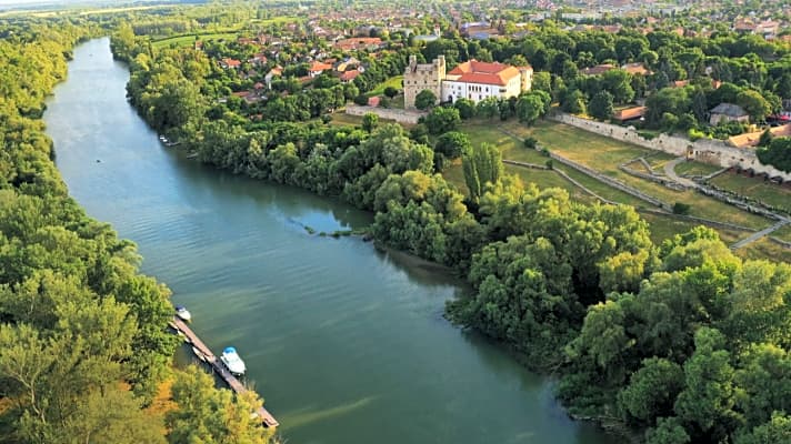Bootsanleger am Fluss Bodrog in Sárospatak. Im Hintergrund die Burg des Fürsten Rákóczi, der in Ungarn die Glaubensfreiheit durchsetzte und viele deutsche Siedler ins Land holte