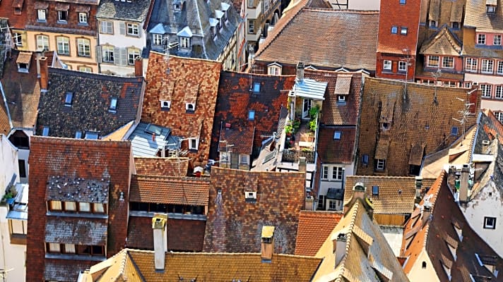 Mittelalterlich verwinkelt zeigt sich die Altstadt von Straßburg von der Aussichtsplattform des Münsters