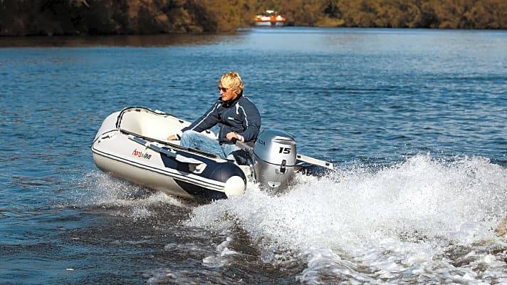 Mit einem 15-PS-Außenborder ist ein Schlauchboot sportlich motorisiert.