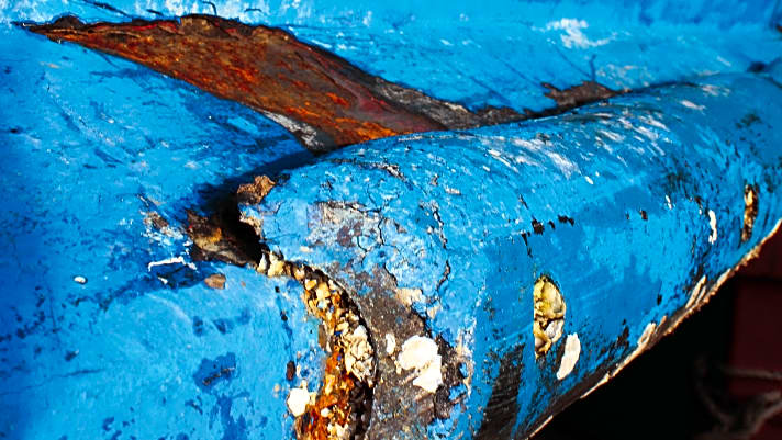 Lackschichten mit Beschädigungen bieten dem Rost freien Zugang zum Stahlrumpf.