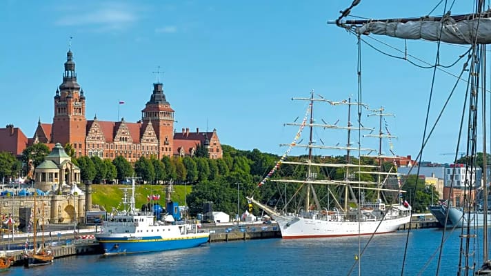 Großstädtisches Flair am Ufer der Westoder in Stettin mit dem Schulschiff „Dar Młodzieży“