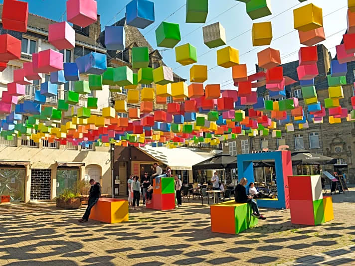 Der farbenfroh dekorierte Marktplatz in der Kleinstadt Pontivy