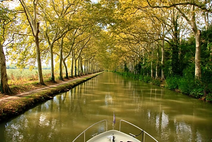   Mit dem Charterboot unterwegs auf dem Canal du Midi.