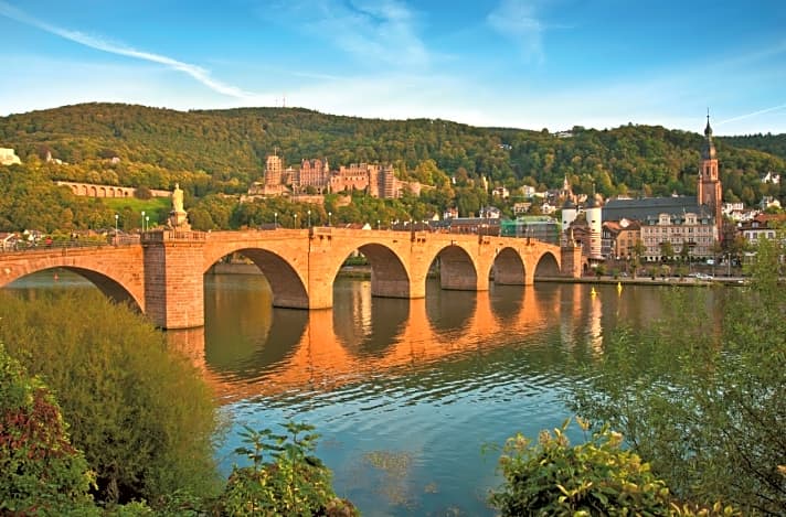   Die Alte Brücke und das Schloss darüber sind die Wahrzeichen von Heidelberg