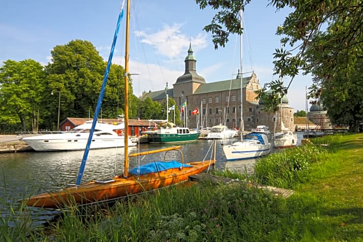   Hafen und Schloss von Vadstena am Vättern-See.