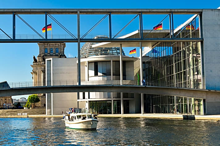   Die neue Mitte: Marie-Elisabeth-Lüders-Steg, Paul-Löbe-Haus, Reichstag