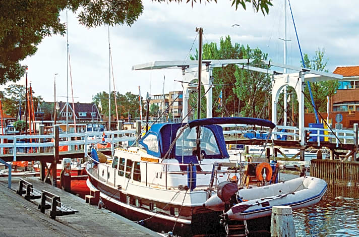   Zentrumsnah: Hinter der Selbstbedienungsbrücke befindet sich der alte Hafen von Harderwijk mit weiteren Liegemöglichkeiten.
