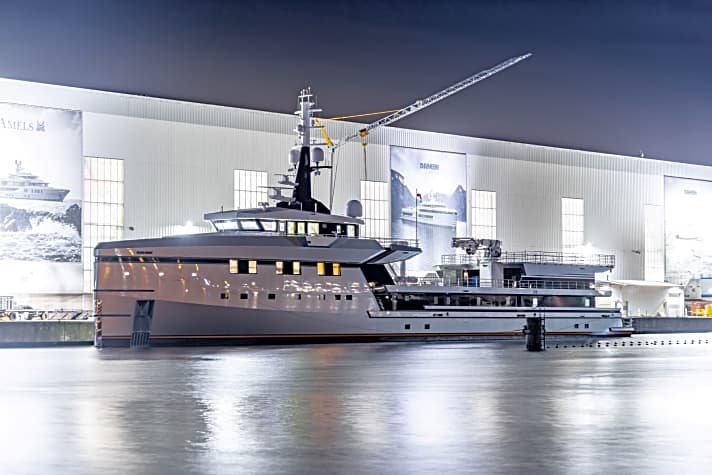 YS 75: Das 75 Meter lange Yacht-Support-Format startet vom niederländischen Vlissingen aus zu Erprobungsfahrten und soll danach „Wingman“ heißen.