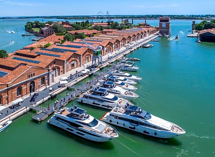   Messe in Venedig: Das 50 000 Quadratmeter große Bassin fasst 35-Meter-Yachten, Probefahrten sind vorgesehen.