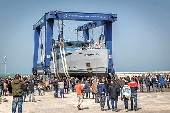     Die 43 Meter lange „Philmi" bei ihrem Launch in Ancona.