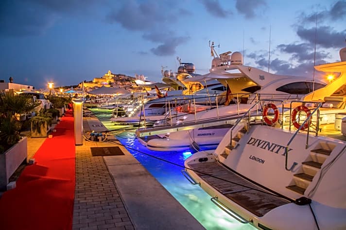   Mangusta-Treffen: 15 Yachten folgten der exklusiven Einladung in die Marina Ibiza. Dort lag die sportliche Flotte dicht zusammen und in unmittelbarer Nähe zum angesagten Club "Lío".