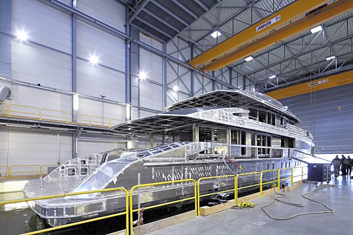   "Nova": Heesen fügte im Januar Rumpf und Aufbau der 50-Meter-Aluminium-Konstruktion zusammen. Die Yacht besitzt einen Fast-Displacement-Rumpf und erhält ein hybrides Antriebskonzept. In 2017 kann ein Eigner das Design von Omega Architects übernehmen.