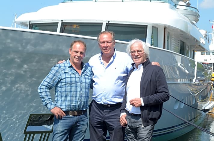   Vor „Belle de Jour": Pieter Beeldsnijder (re.), der Yacht-Eigner (Mi.) und Flevo Jachtbouw-Chef Aart van Twillert vor dem 30 Meter langen Stahl/Alu-Verdränger. 