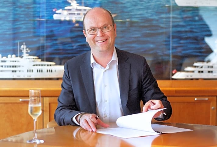   Feadship-Direktor Jan-Bart Verkuyl gab den Baustart der neuen Werft bekannt.