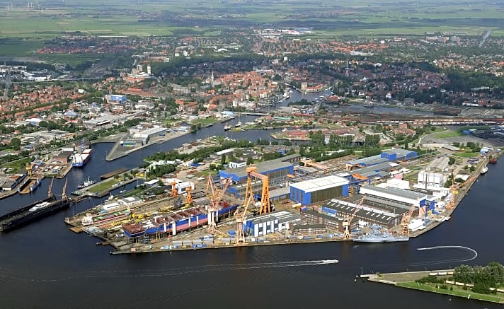  Emden Dockyard: Royal Huisman hat mit der Werft am Ems-Delta einen neuen Partner für ihre großen Refit-Projekte gefunden. Auf 300.000 Quadratmetern stehen mehrere große Hallen, Schwimmdocks, ein tiefes Hafenbecken und 1500 Meter Kai zur Verfügung.